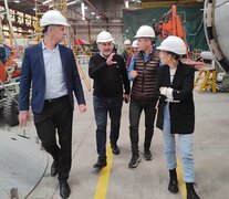 Lewandowski y el diputado Miguel Rabbia en la visita a una industria en El Trébol.