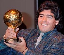 Diego y el Balón de Oro que le dieron en París el 13 de noviembre de 1986. (Fuente: AFP) (Fuente: AFP) (Fuente: AFP)