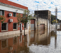 Una calle inundada, en Salto, Uruguay.  (Fuente: EFE) (Fuente: EFE) (Fuente: EFE)