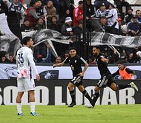 Los jugadores de Riestra festejan el gol  (Fuente: Fotobaires) (Fuente: Fotobaires) (Fuente: Fotobaires)