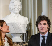 &amp;quot;Zulemita&amp;quot; Menem junto a Javier Milei tras el descubrimiento del busto en el Salón de Honor.