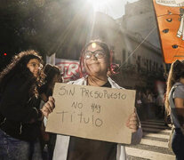 &amp;quot;Sin presupuesto no hay título&amp;quot;, reza el cartel de una estudiante en la marcha del 23 de abril. (Fuente: Leandro Teysseire) (Fuente: Leandro Teysseire) (Fuente: Leandro Teysseire)