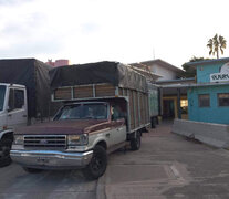 Las camionetas terminaron de llevarse todos los elementos y mobiliario de Puerto Pibes.
