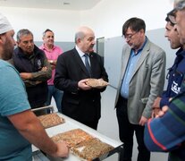 Fernando Tauber y Jorge Calzoni con los encargados de la producción de los guisos deshidratados. 