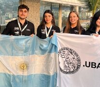 Catalina Montes,Melanie Micheltorena Ibarra,Sofía Stratico, Stefano Saitta y Nicolás Laborde, competiran en Estados Unidos en el PetroBowl. (Foto: FIUBA)