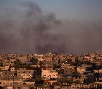 Una columna de humo se alzasobre Rafah tras un bombardeo israelí. (Fuente: EFE) (Fuente: EFE) (Fuente: EFE)