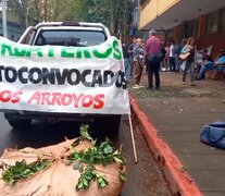 Protesta de productores yerbateros ante el INYM, en Posadas