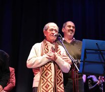 Carlos Pino cantó solo, con Fander, con Los Originales Trovadores, en una noche inolvidable.  (Fuente: Prensa Ministerio de Cultura de Santa Fe) (Fuente: Prensa Ministerio de Cultura de Santa Fe) (Fuente: Prensa Ministerio de Cultura de Santa Fe)