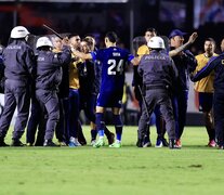 La policía golpeó a los futbolistas de Talleres que le protestaban al árbitro (Fuente: Fotobaires) (Fuente: Fotobaires) (Fuente: Fotobaires)