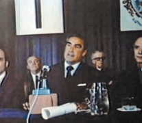 José Francisco Piñón (izquierda) junto a Emilio Massera en 1977.