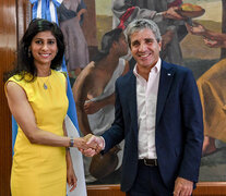 El ministro de Economía, Luis Caputo, junto a la número dos del FMI, Gita Gopinath.  (Fuente: NA) (Fuente: NA) (Fuente: NA)