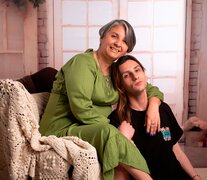 Natalie y su madre, Lorena, en su casa en Bahía Blanca.