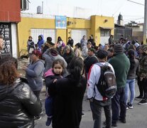 Referentes de organizaciones sociales y comedores el jueves pasado frente a una sede de Fundación Camino.