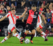 Banega poco pudo hacer ante la superioridad de Instituto (Fuente: Fotobaires) (Fuente: Fotobaires) (Fuente: Fotobaires)