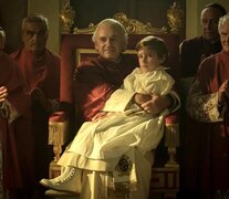 El niño Edgardo Mortara (Enea Sala) en las faldas del Papa Pio IX (Paolo Pierobon), según la visión de Bellocchio. 