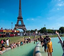 La Torre Eiffel y una postal del calor parisino. (Fuente: AFP) (Fuente: AFP) (Fuente: AFP)