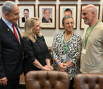 Netanyahu (i), y su esposa Sara (2i) en su residencia de  Jerusalén con el exrehén Shlomi Ziv (d). (Fuente: EFE) (Fuente: EFE) (Fuente: EFE)
