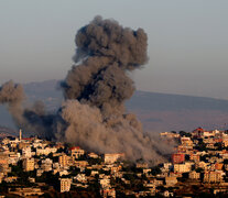 Una nube de humo se alza sobre el pueblo fronterizo libanés de Khiam tras un ataque israelí.   (Fuente: AFP) (Fuente: AFP) (Fuente: AFP)