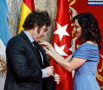 El mandatario argentino recibe la Medalla Internacional de la Comunidad de Madrid.