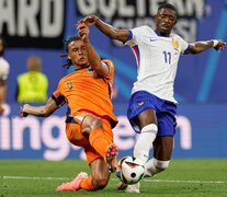 Dembelé y Aké se disputan la tenencia de la pelota (Fuente: AFP) (Fuente: AFP) (Fuente: AFP)