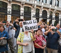 Una mujer sostiene un cartel que cuestiona las políticas de ajuste de Javier Milei. (Fuente: EFE) (Fuente: EFE) (Fuente: EFE)