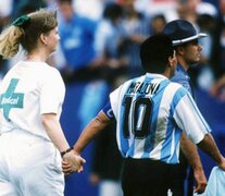 La mítica imagen de Maradona con la enfermera que lo acompañó al antidoping (Fuente: AFP) (Fuente: AFP) (Fuente: AFP)