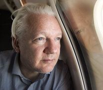 Assange en vuelo a Bangkock. (Fuente: EFE) (Fuente: EFE) (Fuente: EFE)