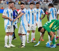 El Dibu toca el césped del estadio de New Jersey, donde Argentina le ganó a Chile (Fuente: AFP) (Fuente: AFP) (Fuente: AFP)