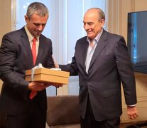Hace seis meses el entonces ministro del Interior, Guillermo Francos, le entregaba a Martín Menem la primera versión de la ley Bases.