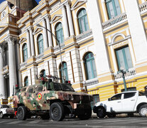 Una tanqueta se estaciona frente al Palacio Quemado durante el intento de golpe. (Fuente: EFE) (Fuente: EFE) (Fuente: EFE)