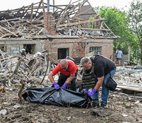 Trabajadores municipales recuperan el cuerpo de un anciano muerto en Jarkov (Fuente: AFP) (Fuente: AFP) (Fuente: AFP)