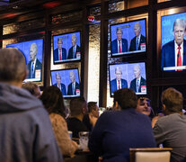 En un pub de Chicago varias personas siguen el debate presidencial.  (Fuente: AFP) (Fuente: AFP) (Fuente: AFP)