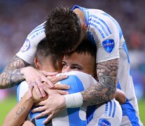 Lautaro, factótum del triunfo argentino, abrazado por sus compañeros (Fuente: AFP) (Fuente: AFP) (Fuente: AFP)