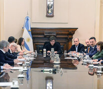 Javier Milei encabezó la reunión con lso funcionarios de primera línea en el Salón Blanco de la Casa Rosada.