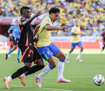 Marquinhos domina la pelota ante un adversario (Fuente: AFP) (Fuente: AFP) (Fuente: AFP)