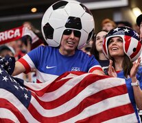 El hincha de EEUU, con la bandera y la pelota en la cabeza (Fuente: AFP) (Fuente: AFP) (Fuente: AFP)