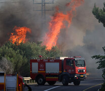 Bomberos israelíes apagan un incendio causado por un ataque de Hezbolá en Galilea. (Fuente: EFE) (Fuente: EFE) (Fuente: EFE)