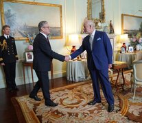Kier Starmer saluda al Rey Carlos III, del Reino Unido