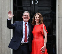 Starmer y su esposa Victoria saludan en la puerta de la residencia oficial. (Fuente: AFP) (Fuente: AFP) (Fuente: AFP)