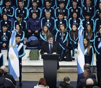 El presidente Milei habló rodeado de los atletas argentinos (Fuente: AFP) (Fuente: AFP) (Fuente: AFP)