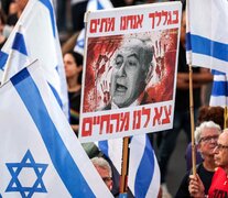Un manifestante sostiene un cartel contra Netanyahu en Tel Aviv (Fuente: AFP) (Fuente: AFP) (Fuente: AFP)