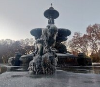 La fuente del Parque General San Martín, en Mendoza, congelada. Imagen @matipascualetti