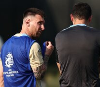 Charlan Messi y Scaloni durante la práctica de este lunes. El DT se refirió a su relación con el capitán en la conferencia. (Fuente: NA) (Fuente: NA) (Fuente: NA)