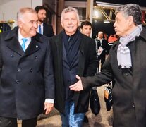 El gobernador Osvaldo Jaldo recibió anoche a Jorge y Mauricio Macri en el aeropuerto tucumano.  (Fuente: NA) (Fuente: NA) (Fuente: NA)