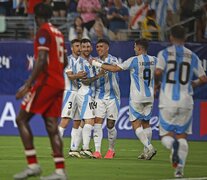 Los argentinos celebran el segundo gol (Fuente: EFE) (Fuente: EFE) (Fuente: EFE)