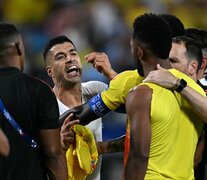 Suárez increpa a Borja, que según el uruguayo lo cargó al final del partido (Fuente: AFP) (Fuente: AFP) (Fuente: AFP)