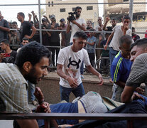 Trasllado de heridos a un hospital tras un bombardeo en la Franja de Gaza. (Fuente: AFP) (Fuente: AFP) (Fuente: AFP)