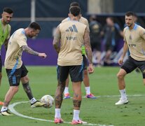Messi toca la pelota rodeado de compañeros (Fuente: Prensa AFA) (Fuente: Prensa AFA) (Fuente: Prensa AFA)