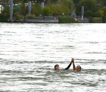 La ministra de Deportes de Francia se bañó en en el río Sena para demostrar que el agua está apta. (Fuente: EFE) (Fuente: EFE) (Fuente: EFE)