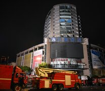 Tragedia en China: murieron 16 personas atrapadas en un incendio en un centro comercial (Fuente: EFE) (Fuente: EFE) (Fuente: EFE)